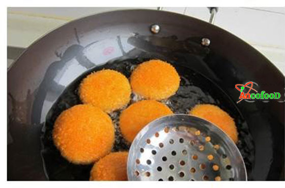 Lạ miệng với món bánh bột cà rốt chiên phồng 