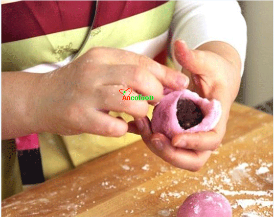 Mới lạ với món bánh mochi hồng bột củ dền cho các tín đồ yêu bánh