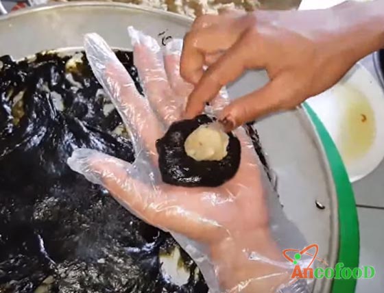 cho nhân bánh vào nặn bánh