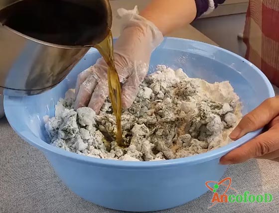 trộn bột làm vỏ bánh gai