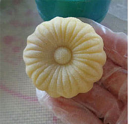 Trung thu lạ miệng với món bánh dẻo bột bí đỏ 