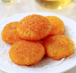 Lạ miệng với món bánh bột cà rốt chiên phồng 